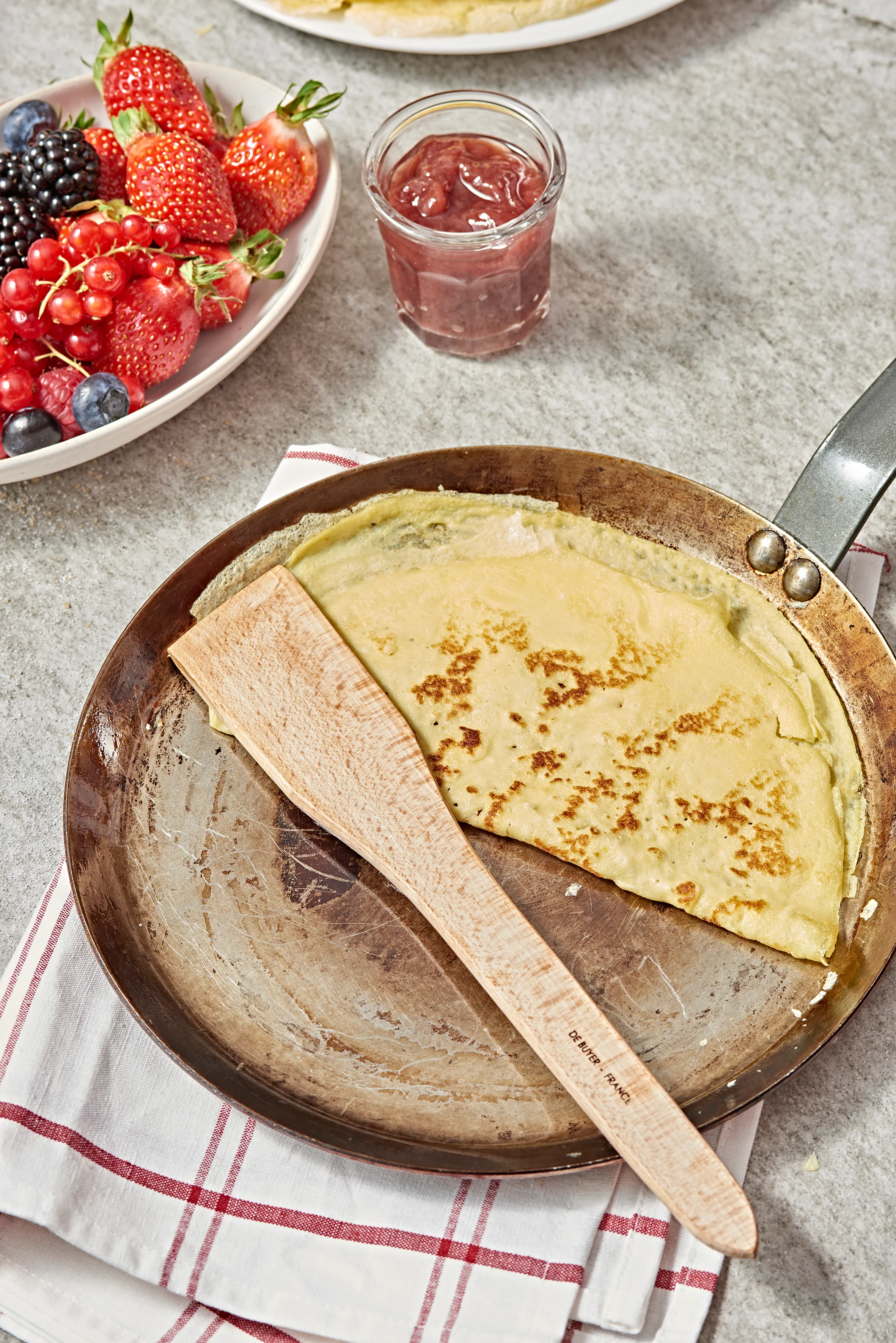 MINERAL B Classic Carbon Steel Egg Kit with B Bois Beveled Spatula - Image 6